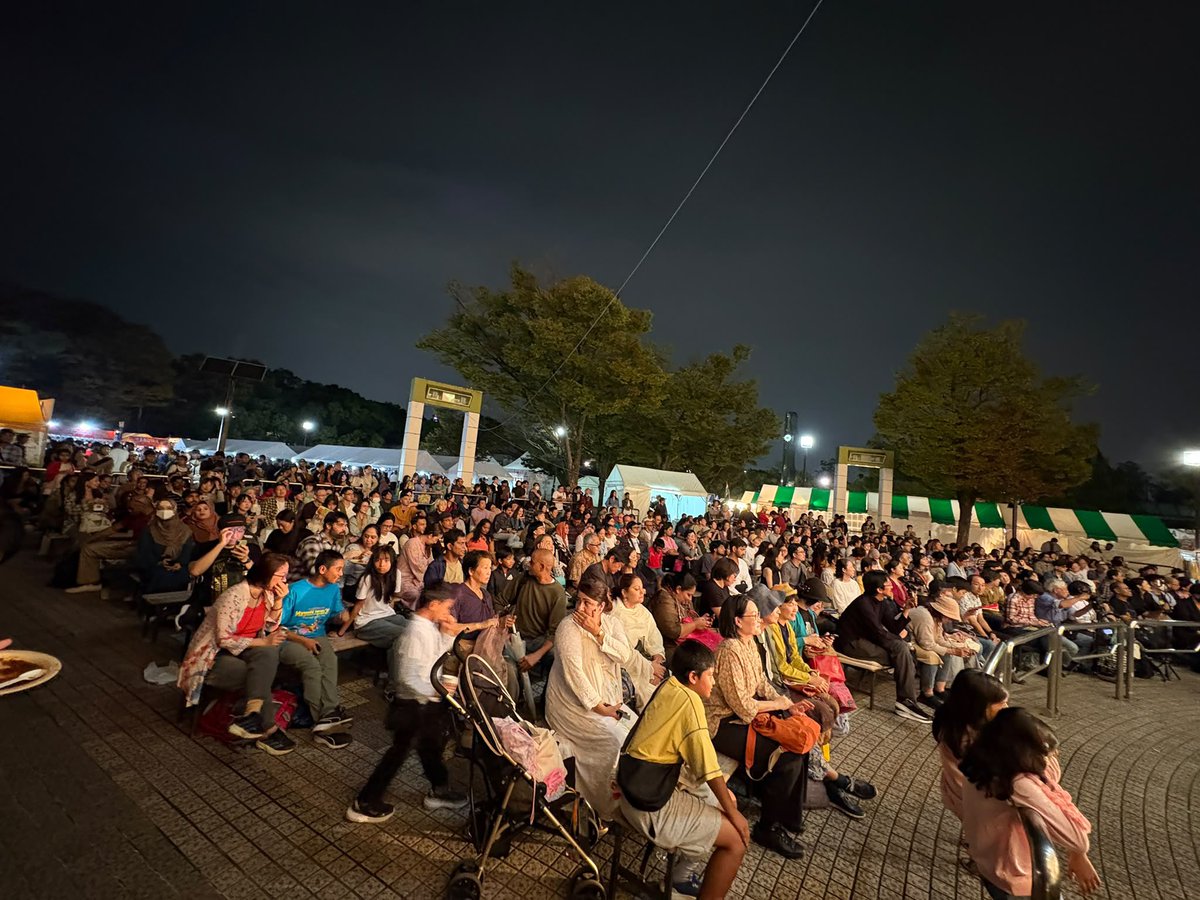 IndianEmbTokyo's tweet photo. 20万人を超える皆様にご来場いただいた、忘れられない2日間。🇮🇳🇯🇵

ナマステ・インディア2026では、インドの鮮やかな色彩、食、熱気、そして文化が代々木公園を彩りました。

東京の中心で、インドの魅力を存分に感じていただけた2日間となりました。

ご来場いただいた皆様、ありがとうございました。

また来年お会いしましょう！

#ナマステインディア2026
#NamasteIndia2026