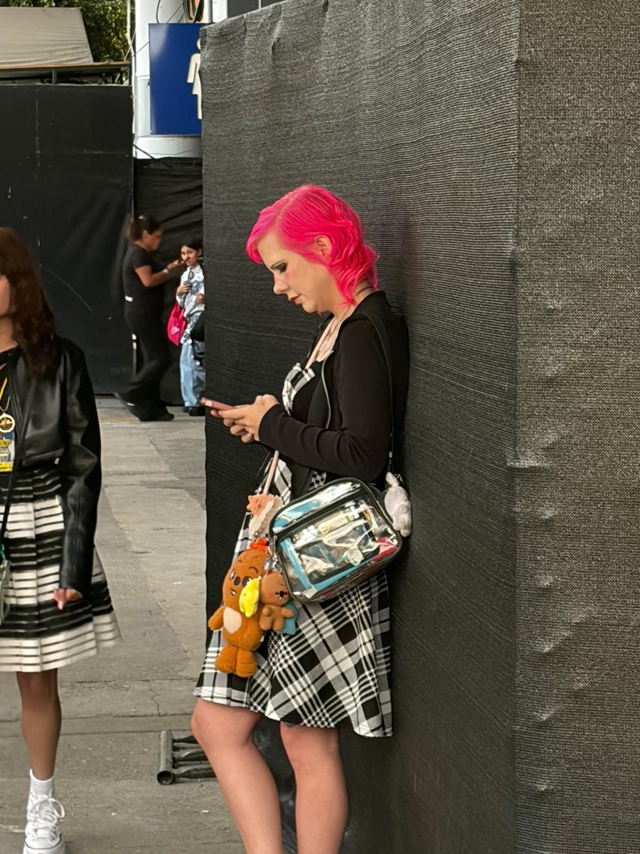 Kellyyzmh's tweet photo. A woman convicted of DUI who is prohibited from leaving her country,but continues to travel constantly to pursue [legal action].Protect Han Jisung from this criminal who's always in the VIP area at shows and events.+
@stay_support @jypnation https://t.co/7ug4N9MBHm