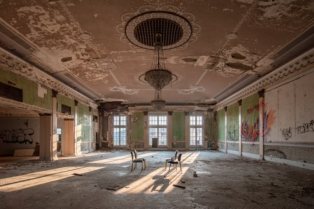 ExploresMr's tweet photo. Inside the abandoned Hotel Niagara in Niagara Falls, New York. We were able to shoot this old beauty, where Marilyn Monroe once frequently stayed, at summer golden hour, bringing out some amazing color and light. https://t.co/lNbskdLl69