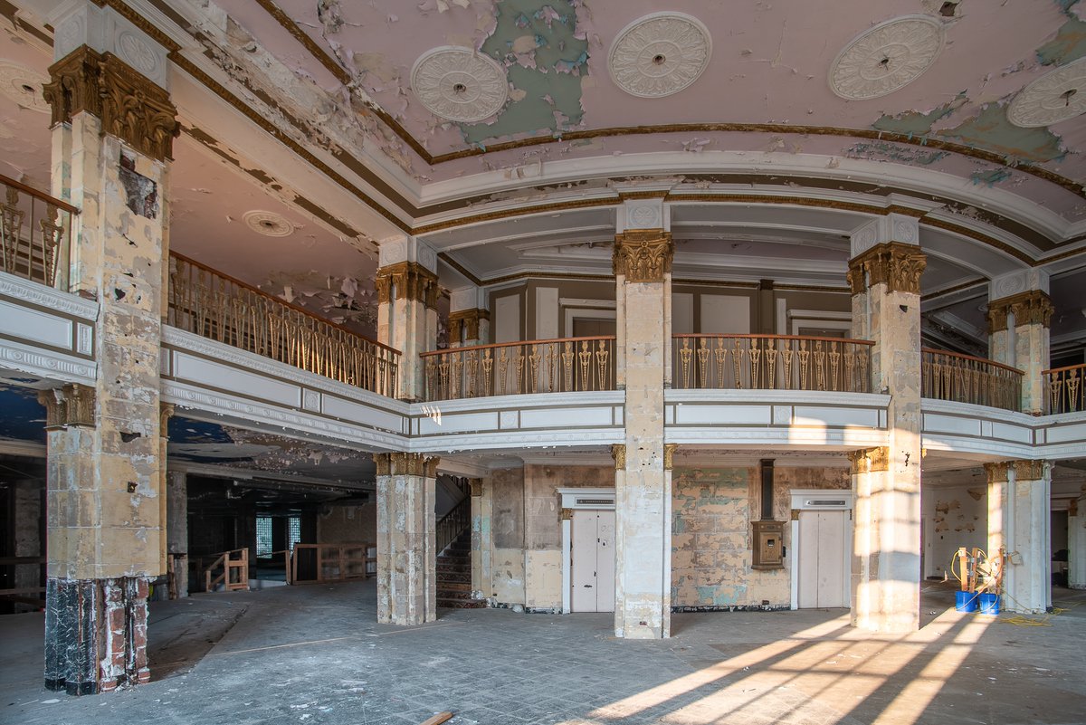 ExploresMr's tweet photo. Inside the abandoned Hotel Niagara in Niagara Falls, New York. We were able to shoot this old beauty, where Marilyn Monroe once frequently stayed, at summer golden hour, bringing out some amazing color and light. https://t.co/lNbskdLl69