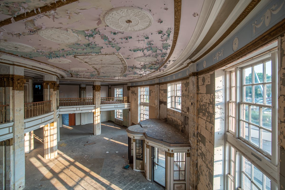 ExploresMr's tweet photo. Inside the abandoned Hotel Niagara in Niagara Falls, New York. We were able to shoot this old beauty, where Marilyn Monroe once frequently stayed, at summer golden hour, bringing out some amazing color and light. https://t.co/lNbskdLl69
