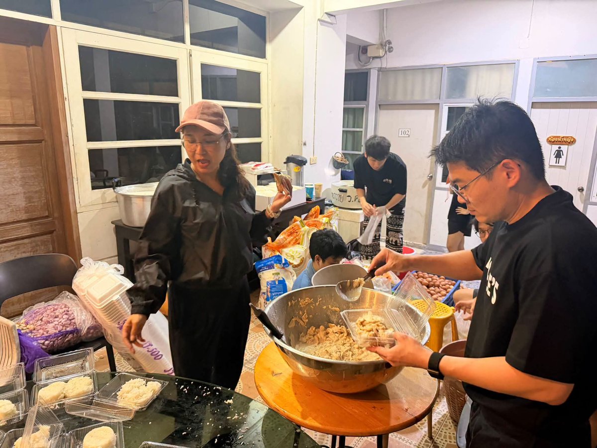 aoikotori's tweet photo. เขาก็ช่วยกันเต็มที่อะ ส.ส.เขต แกนนำพรรค เป็นฝ่ายค้านก็ทำได้เท่านี้อะ https://t.co/oyuXUZYNbG