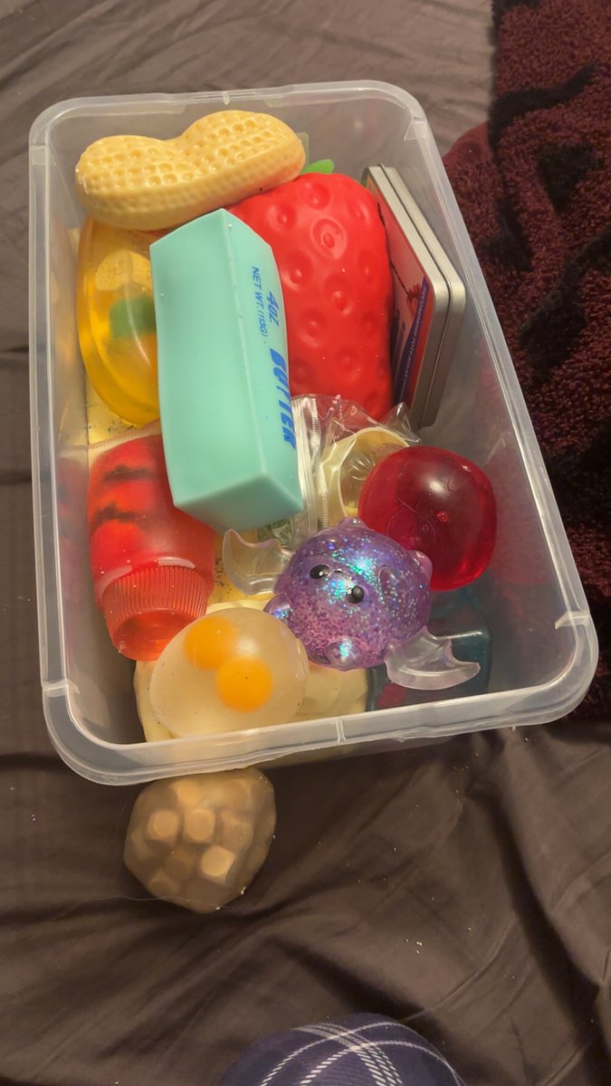 Janis_xx's tweet photo. who else is older but still plays with squishies? haha https://t.co/O9tfyYwsdU
