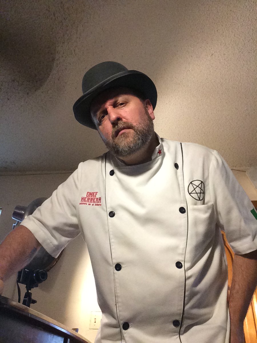 elchefherrera's tweet photo. AVISO DEL CHEF

En los últimos años he visto una tendencia preocupante: practicantes y recién graduados que llegan a nuestros restaurantes como si fueran los dueños y con una actitud de saberlo todo. Se fijan en todo y proponen cambios. Echan un vistazo al menú y están seguros que pueden meter sus recetas según su larguísima trayectoria y profundísima sabiduría. Ellos están ahí para crear el restaurante perfecto. Pero lo que más me emputece es que no sean capaces de reconocer la autoridad del jefe de cocina y que, dentro de su soberbia, realmente crean que están, sino por sobre ellos, por lo menos a su misma altura.
Mira, cocinerito, practicante o alucinado gastronómico, dejemos algunas cosas bien claras: 
En una cocina profesional el jefe de cocina es quien da las ordenes. No se le cuestiona: se le obedece. Le explico; el jefe de cocina no llegó a ese puesto ni por haber estudiado y tener un título (en el caso de que lo tenga), ni por dedazo, ni mucho menos por elección popular (¡no mames¡). Llegó a ser jefe porque se lo ganó, porque pasó muchos años en la cocina, desarrolló experiencia, sentido común, conocimiento, inteligencia, empatía con sus compañeros de trabajo y todo esto le confiere la capacidad para manejar la cocina y asumir el puesto con eficiencia y dignidad y con respeto a sus colegas de trabajo. 
En la cocina se respeta el rango, coño.
No termino de entender cómo llegan estos puñetines recién graduados y practicantes en general a creerse que saben más que los veteranos, los que han sacrificado tanto y han pasado tantas horas en una cocina y alucinarse así con sus propias fantasías onanísticas creyéndose más -mucho más- de lo que son (e incluso de lo que pueden llegar a ser). A ver niños y niñas, así no funcionan las cosas. En esta realidad hay que chingarse para ganarse el puesto. Y con el puesto me refiero no sólo a la capacidad técnica sino también a la habilidad de crear nexos profundos con los compañeros de trabajo. Porque, ¿sabes? Trabajar en equipo es mucho más difícil que plantarte como robot para sacar las comandas.
Me irrita también que estos pendejetes imberbes y con sus gónadas subdesarrolladas se crean visionarios e intenten darnos cátedra a los dueños de nuestros negocios sobre cómo se imaginan ellos que nuestros restaurante podrían ser mejores.
Ajá. 
Déjame explicarte algo, niño cagón: cuando estés frente a una persona que tuvo una visión de su futuro, invirtió su tiempo y dinero, se jugó todos sus recursos por un sueño y tuvo los huevos para confrontar toda clase de dificultades y fracasos y que al final logró consolidar ese sueño, tu te callas y, en un auténtico acto de humildad, agradeces estar en un sitio que te permite aprender y crecer para después lograr concretar lo tuyo. No te pones a decir mamadas y a pegarle al don verga.
¿Quieren entrar en este negocio en serio? Ubíquense. Observen bien a los que llevamos años aquí. Quiero que se fijen bien en cómo hemos llegado a tener la sabiduría que tenemos. Y no fue por un pendejo título de una escuela: la escuela ayuda, pero sólo en términos netamente técnicos. El verdadero aprendizaje se adquiere partiéndose la madre en la línea, frente a la lumbre, en el comedor atendiendo mesas, en la barra sacando en putiza bebidas y cocteles, en la caja computando cuentas, limpiando baños, trapeando, barriendo, sacando la basura, peleando con vecinos, lidiando con gente difícil y en el día a día y año tras año que suma este gran oficio que es la restaurantería. Sabiduría quiere decir todo eso: una combinación de experiencia, disciplina, sentido común, intuición, inteligencia, visión, estar en el lugar y momento correctos y un poco de suerte.
Es una cosa de locos, de veras.
Luego viene el tema de mis recetas; no me canso de explicarle a los cocineros que trabajan para mí o en mis proyectos el siguiente principio: ustedes son copistas de mis recetas, no intérpretes de las mismas. ¿Quieren cambiar algo? Háganlo en su puta casa o abran su restaurante y experimenten todo lo que les salga del forro de las pelotas. ¿Quieren una oportunidad? Hágansela a si mismos, como lo hicimos yo y muchos otros. Esto no es una escuela; aquí usted no paga por aprender, yo le pago para seguir órdenes y, si de pasada quiere aprender algo, pues qué bueno, cómasela toda y que le aproveche. Aquí las cosas se hacen como determinamos los jefes y los dueños. Al que no le guste y no esté de acuerdo que se vaya a su casa a jugar a las comiditas. Ojalá tengan estos insolentes la oportunidad de ser patrones y de manejar sus propios restaurantes, para que se enteren, de una vez por todas, de lo que realmente se trata todo esto. Se la van a pelar.
Bienvenido al verdadero y fascinante mundo de la restaurantería.