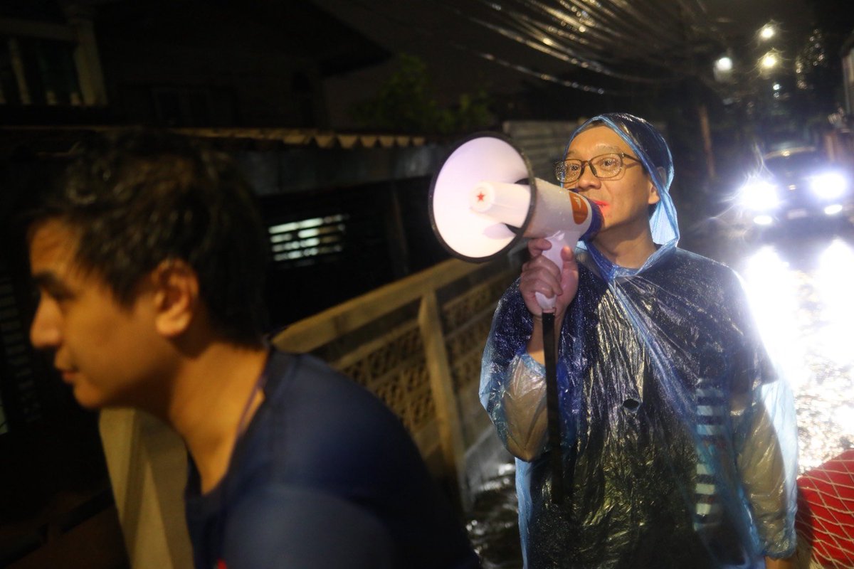 sirotek's tweet photo. พรรคประชาชนตั้งโรงครัวเฉพาะกิจ ลงเรือลุยน้ำท่วมย่านบางกะปิ-ลาดพร้าว-รามคำแหง-กรุงเทพกรีฑา กระจาย 9 ทีมเข้าพื้นที่สีแดง ส่งอาหารและเสบียงถึงมือประชาชน
.
เมื่อช่วงค่ำวันที่ 27 กันยายน จนถึงเช้ามืดวันที่ 28 กันยายน 2569 พรรคประชาชนระดมกำลังแกนนำ สส. และทีมงาน เร่งเปิดโรงครัวเฉพาะกิจเพื่อปรุงอาหารสด ข้าวกล่อง จัดเตรียมน้ำดื่ม และข้าวของเครื่องใช้จำเป็น ก่อนนำขึ้นเรือเข้าช่วยเหลือประชาชนในพื้นที่ประสบปัญหาน้ำท่วมสูงย่านบางกะปิ ลาดพร้าว รามคำแหง และกรุงเทพกรีฑา ซึ่งเป็นพื้นที่วิกฤตที่ระดับน้ำท่วมสูงมาก (Red Zone) ของกรุงเทพมหานคร
.
จากการลงพื้นที่สำรวจพบว่า ภาพรวมความเดือดร้อนของประชาชนอยู่ในขั้นวิกฤต ระดับน้ำหลายจุดท่วมสูงตั้งแต่หัวเข่าจนถึงระดับหน้าอก คอนโดมิเนียม หอพัก และแฟลตหลายแห่งถูกตัดกระแสไฟฟ้าและน้ำประปามาแล้ว 2-3 วัน ร้านสะดวกซื้อสินค้าหมดเกลี้ยง และประชาชนไม่สามารถใช้ห้องน้ำได้ นอกจากนี้ยังมีผู้ที่ติดอยู่ด้านในอาคารอีกเป็นจำนวนมาก โดยเฉพาะกลุ่มเปราะบาง ทั้งผู้สูงอายุ ผู้ป่วยติดเตียง เด็กเล็กที่กำลังป่วย และสัตว์เลี้ยง ซึ่งไม่สามารถลุยน้ำออกมาได้ โดยสิ่งของที่ประชาชนต้องการด่วนที่สุดในขณะนี้คือ อาหาร ข้าวกล่อง น้ำดื่มสะอาด ถุงดำสำหรับขับถ่าย ยารักษาน้ำกัดเท้า ยาแก้แพ้ และกระสอบทราย
.
เพื่อกระจายความช่วยเหลือให้เข้าถึงพื้นที่ที่เดือดร้อนหนักที่สุด ทีมงานพรรคประชาชนได้แบ่งกำลังออกเป็น 9 ทีม ปูพรมเข้าพื้นที่สีแดงในจุดต่างๆ ดังนี้
.
- จุดที่ 1: โซนแฮปปี้แลนด์ - หมู่บ้านเสนาวิลล่า 84
- จุดที่ 2: โซนถนนศรีบูรพา - นวมินทร์ - เสรีไทย
- จุดที่ 3: โซนแฟลตคลองจั่น (หลายอาคารยังขาดน้ำและอาหารอย่างหนัก)
- จุดที่ 4: โซนลาดพร้าว 101
- จุดที่ 5: โซนลาดพร้าว 87
- จุดที่ 6: โซนซอยลาดพร้าวฝั่งเลขคี่ (ซอย 91, 93, 107, 109, 115, 121 โดยเฉพาะในซอยลาดพร้าว 107 ที่มหาวิทยาลัยรัตนบัณฑิต มีนักศึกษาติดอยู่ในหอพักกว่า 700 คน)
- จุดที่ 7: โซนซอยลาดพร้าวฝั่งเลขคู่ (ซอย 114, 130, 132, 134 โดยเฉพาะในซอยลาดพร้าว 130 หลายคอนโดและโรงแรมวิกฤตหนักมาก ไม่มีไฟฟ้าใช้ และไม่มีอาหารกินมาหลายวันแล้ว)
- จุดที่ 8: โซนหัวหมาก - กรุงเทพกรีฑา
- จุดที่ 9: โซนรามคำแหง (ซอย 26/2, 62, 64, 65, หมู่บ้านสวนสน, ชุมชนสามัคคีพัฒนา, ศูนย์พักพิงโรงเรียนบ้านบางกะปิ และศูนย์พักพิงศิลปหัตถกรรมโรงเรียนช่างหนัง)
.
ทั้งนี้ แกนนำและทีมงานพรรคประชาชนในพื้นที่ทุกคนยังคงปักหลักปฏิบัติงานอย่างต่อเนื่อง เพื่อส่งมอบอาหาร น้ำดื่ม และสิ่งของจำเป็นให้ถึงมือประชาชนที่ยังติดค้างอยู่ตามอาคารบ้านเรือนอย่างเต็มกำลัง พร้อมส่งกำลังใจและยืนหยัดเคียงข้างพี่น้องชาวกรุงเทพฯ จนกว่าสถานการณ์จะคลี่คลายเข้าสู่ภาวะปกติ