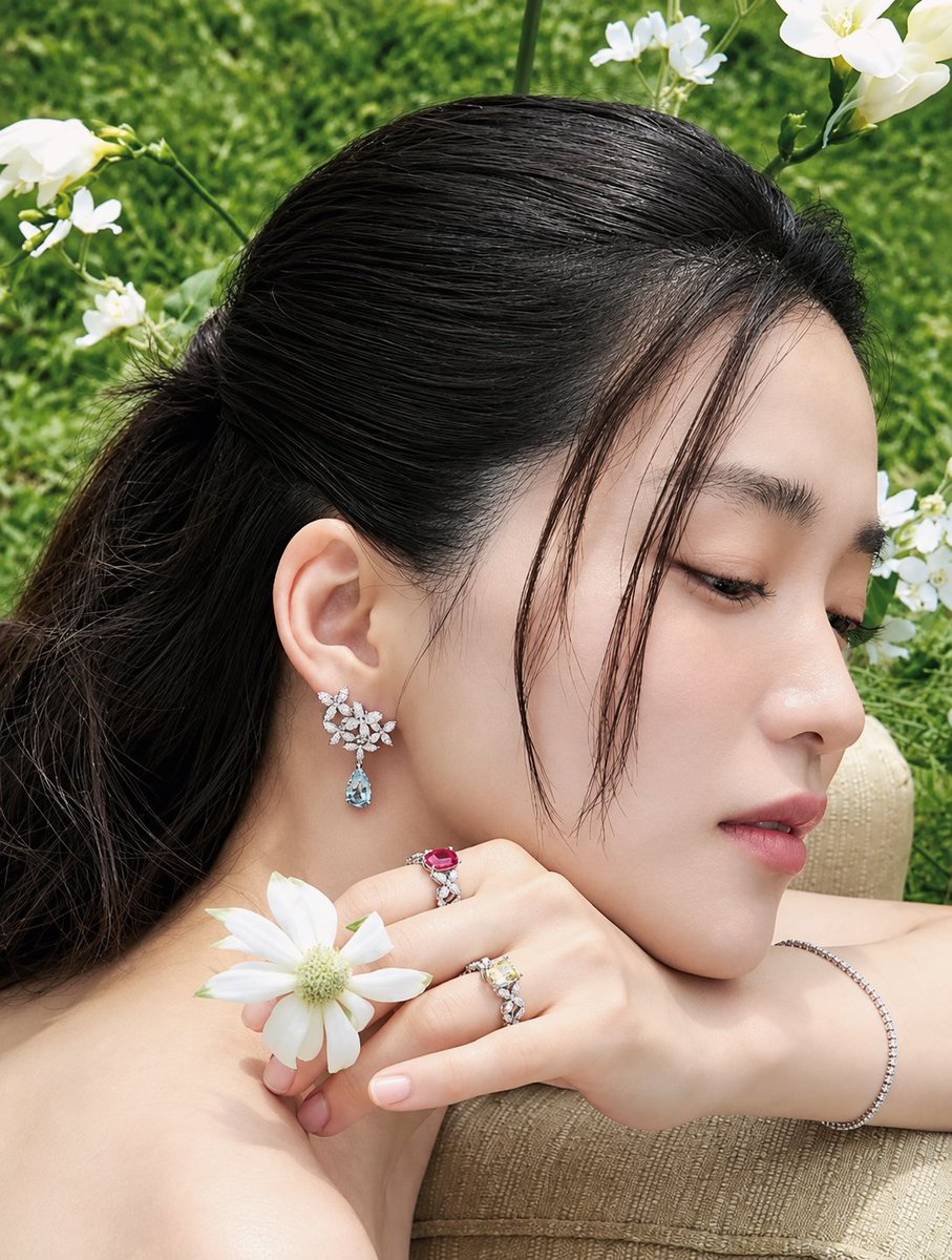 taeri_yeosin's tweet photo. Kim Taeri X Golden Dew X Luxury 
Oct issue https://t.co/TeatpyJayG