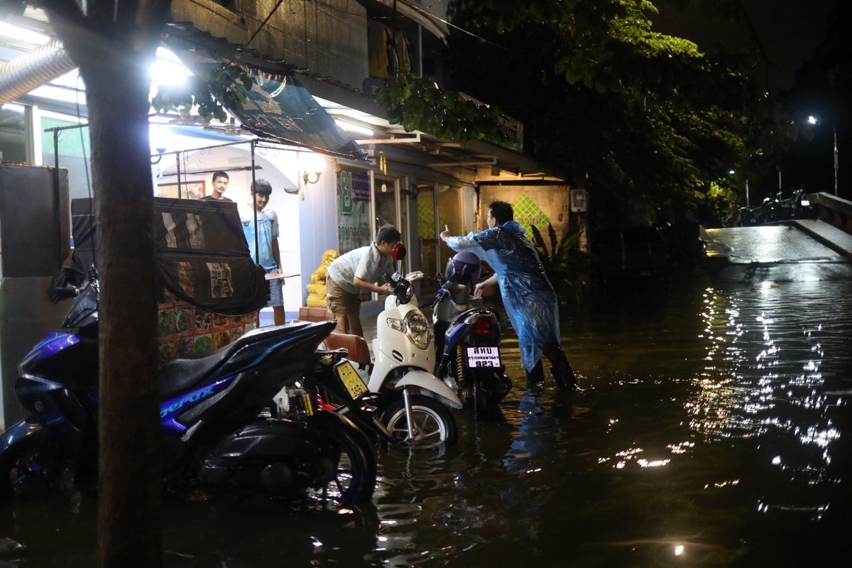 sirotek's tweet photo. พรรคประชาชนตั้งโรงครัวเฉพาะกิจ ลงเรือลุยน้ำท่วมย่านบางกะปิ-ลาดพร้าว-รามคำแหง-กรุงเทพกรีฑา กระจาย 9 ทีมเข้าพื้นที่สีแดง ส่งอาหารและเสบียงถึงมือประชาชน
.
เมื่อช่วงค่ำวันที่ 27 กันยายน จนถึงเช้ามืดวันที่ 28 กันยายน 2569 พรรคประชาชนระดมกำลังแกนนำ สส. และทีมงาน เร่งเปิดโรงครัวเฉพาะกิจเพื่อปรุงอาหารสด ข้าวกล่อง จัดเตรียมน้ำดื่ม และข้าวของเครื่องใช้จำเป็น ก่อนนำขึ้นเรือเข้าช่วยเหลือประชาชนในพื้นที่ประสบปัญหาน้ำท่วมสูงย่านบางกะปิ ลาดพร้าว รามคำแหง และกรุงเทพกรีฑา ซึ่งเป็นพื้นที่วิกฤตที่ระดับน้ำท่วมสูงมาก (Red Zone) ของกรุงเทพมหานคร
.
จากการลงพื้นที่สำรวจพบว่า ภาพรวมความเดือดร้อนของประชาชนอยู่ในขั้นวิกฤต ระดับน้ำหลายจุดท่วมสูงตั้งแต่หัวเข่าจนถึงระดับหน้าอก คอนโดมิเนียม หอพัก และแฟลตหลายแห่งถูกตัดกระแสไฟฟ้าและน้ำประปามาแล้ว 2-3 วัน ร้านสะดวกซื้อสินค้าหมดเกลี้ยง และประชาชนไม่สามารถใช้ห้องน้ำได้ นอกจากนี้ยังมีผู้ที่ติดอยู่ด้านในอาคารอีกเป็นจำนวนมาก โดยเฉพาะกลุ่มเปราะบาง ทั้งผู้สูงอายุ ผู้ป่วยติดเตียง เด็กเล็กที่กำลังป่วย และสัตว์เลี้ยง ซึ่งไม่สามารถลุยน้ำออกมาได้ โดยสิ่งของที่ประชาชนต้องการด่วนที่สุดในขณะนี้คือ อาหาร ข้าวกล่อง น้ำดื่มสะอาด ถุงดำสำหรับขับถ่าย ยารักษาน้ำกัดเท้า ยาแก้แพ้ และกระสอบทราย
.
เพื่อกระจายความช่วยเหลือให้เข้าถึงพื้นที่ที่เดือดร้อนหนักที่สุด ทีมงานพรรคประชาชนได้แบ่งกำลังออกเป็น 9 ทีม ปูพรมเข้าพื้นที่สีแดงในจุดต่างๆ ดังนี้
.
- จุดที่ 1: โซนแฮปปี้แลนด์ - หมู่บ้านเสนาวิลล่า 84
- จุดที่ 2: โซนถนนศรีบูรพา - นวมินทร์ - เสรีไทย
- จุดที่ 3: โซนแฟลตคลองจั่น (หลายอาคารยังขาดน้ำและอาหารอย่างหนัก)
- จุดที่ 4: โซนลาดพร้าว 101
- จุดที่ 5: โซนลาดพร้าว 87
- จุดที่ 6: โซนซอยลาดพร้าวฝั่งเลขคี่ (ซอย 91, 93, 107, 109, 115, 121 โดยเฉพาะในซอยลาดพร้าว 107 ที่มหาวิทยาลัยรัตนบัณฑิต มีนักศึกษาติดอยู่ในหอพักกว่า 700 คน)
- จุดที่ 7: โซนซอยลาดพร้าวฝั่งเลขคู่ (ซอย 114, 130, 132, 134 โดยเฉพาะในซอยลาดพร้าว 130 หลายคอนโดและโรงแรมวิกฤตหนักมาก ไม่มีไฟฟ้าใช้ และไม่มีอาหารกินมาหลายวันแล้ว)
- จุดที่ 8: โซนหัวหมาก - กรุงเทพกรีฑา
- จุดที่ 9: โซนรามคำแหง (ซอย 26/2, 62, 64, 65, หมู่บ้านสวนสน, ชุมชนสามัคคีพัฒนา, ศูนย์พักพิงโรงเรียนบ้านบางกะปิ และศูนย์พักพิงศิลปหัตถกรรมโรงเรียนช่างหนัง)
.
ทั้งนี้ แกนนำและทีมงานพรรคประชาชนในพื้นที่ทุกคนยังคงปักหลักปฏิบัติงานอย่างต่อเนื่อง เพื่อส่งมอบอาหาร น้ำดื่ม และสิ่งของจำเป็นให้ถึงมือประชาชนที่ยังติดค้างอยู่ตามอาคารบ้านเรือนอย่างเต็มกำลัง พร้อมส่งกำลังใจและยืนหยัดเคียงข้างพี่น้องชาวกรุงเทพฯ จนกว่าสถานการณ์จะคลี่คลายเข้าสู่ภาวะปกติ