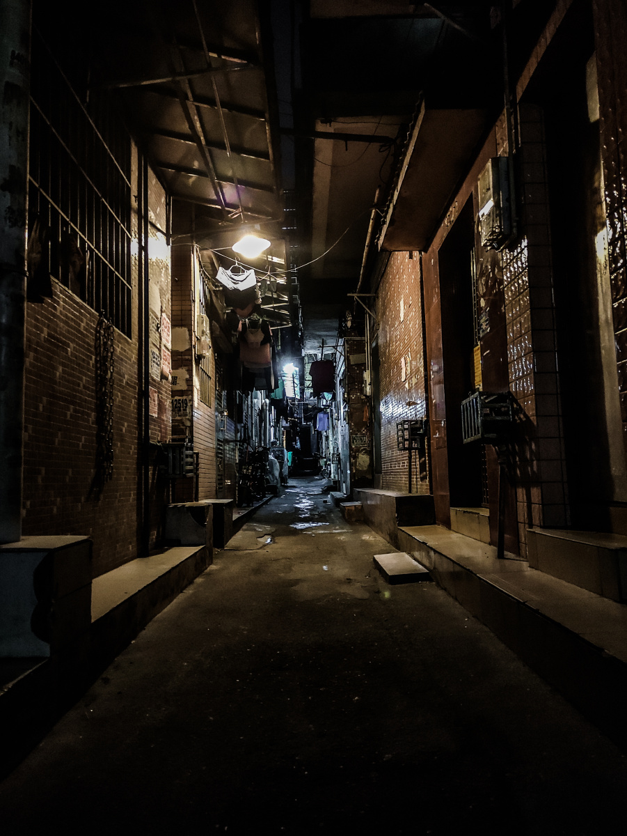 ffantt0525's tweet photo. [Gamblers dispatch crows in the dark alley, a weird scene worth a look] https://t.co/0d2c1IF4lf