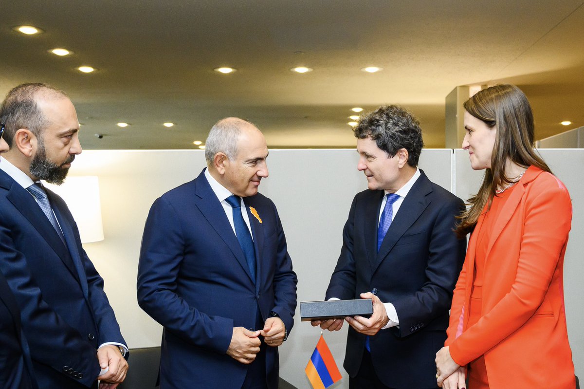 oana_toiu's tweet photo. I met many times  with @AraratMirzoyan in ministerial meetings but now at #UNGA81 in New York it is a special meeting. 

Following a year of intense work by our MFA teams, we are ready. 

Here at NY, the President of Romania Nicușor Dan and the Prime Minister of Armenia @NikolPashinyan have announced our intention and readiness to elevate our bilateral partnership to a strategic level.

Romania firmly supports Armenia’s path toward a European future 🇷🇴🇦🇲🇪🇺

The Black Sea is Europe's gateway to the South Caucasus. We are determined to accelerate strategic connectivity projects in the region.

📅 Next step: preparing a meeting in Bucharest this autumn.