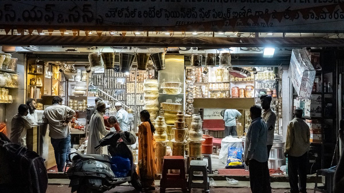 meaddcattch's tweet photo. Oldest groceries wholesale market of Hyderabad. Its Begum bazar. This is one of the older business market of the Hyderabad, which is still running for more than 300+ years. Here we get every item of the groceries. Still many people come here from https://t.co/yPfyAn1aeC