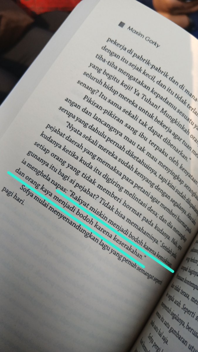 dheeeam's tweet photo. kenapa gua jadi lebih fokus baca buku di transum daripada di rumah yaa https://t.co/ZaQowoPHPy