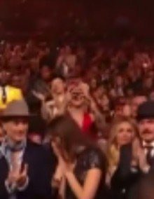 updatecharts's tweet photo. PASSANDO MAL KKKKKKKKKKKKKKK #VMAs https://t.co/di6S5YDq2w