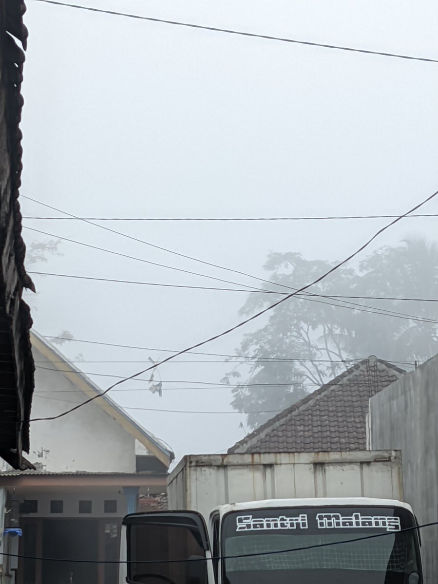 oxulala's tweet photo. Jam 5.40 ada matahari, jam 6.25 udah kabut😅 sembunyi lagi mataharinya. Btw kabel sebanyak itu kabel wifi😭😭 https://t.co/9LEmRXXm1v