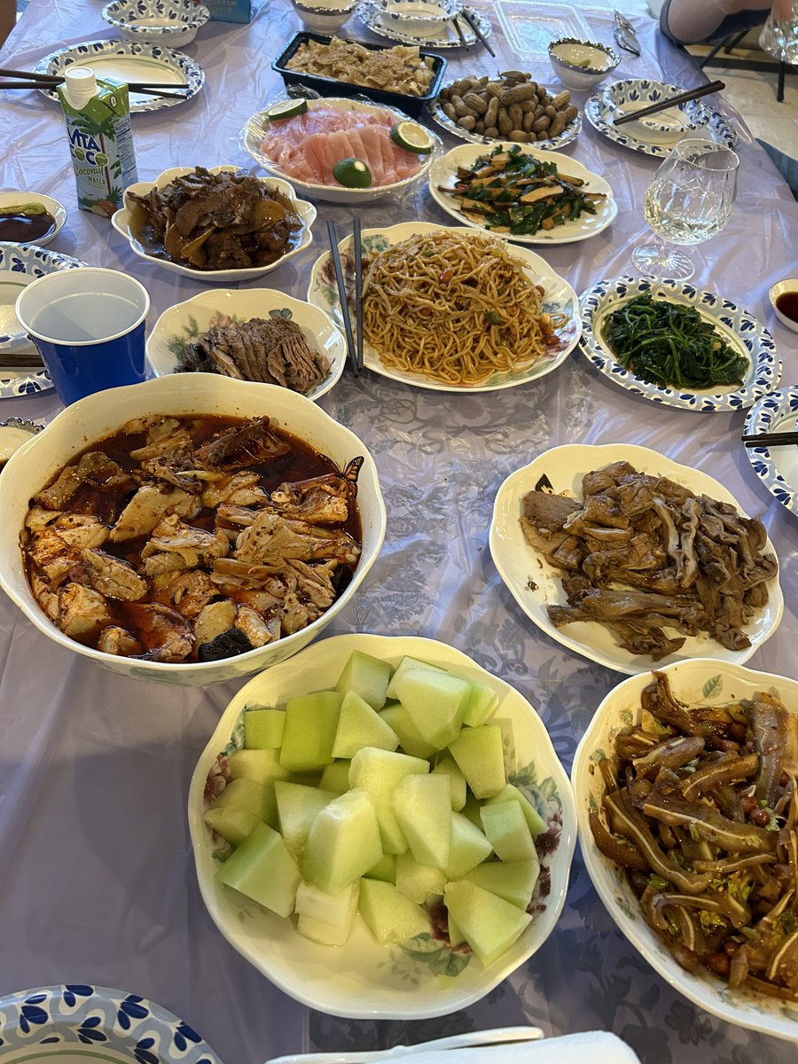 Cody_Qdi's tweet photo. 中秋的落日满月与佳肴 https://t.co/Eo6CScNdMA