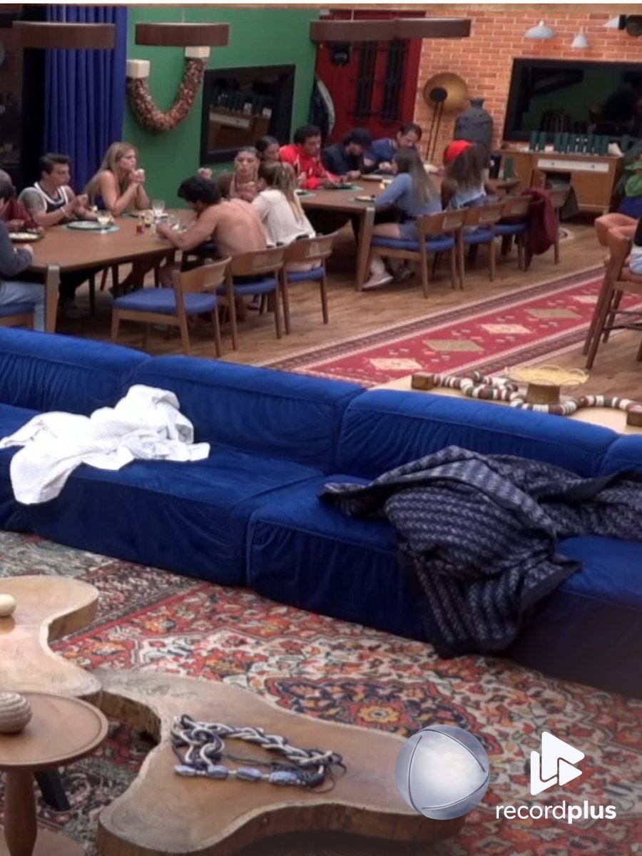 tinacalamba's tweet photo. Vamos jantar? 🍽️
Tina janta com os outros peões no confinamento. 💎
#TeamTina | #AFazenda18 https://t.co/EupbZsEHth