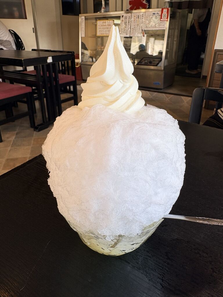lipidomelab's tweet photo. 【社員の毎日】今期最後のかき氷を広栄堂へ食べに行きました🍧このお店で一番有名な「生グソ」（生グレープフルーツソフト）を食べました！さっぱりでおいしいです。10月からはソフトクリーム屋さんになるそうです！ 
🥟🐥（K) 
＃広栄堂
＃生グソ https://t.co/DFLoZ7Ordd