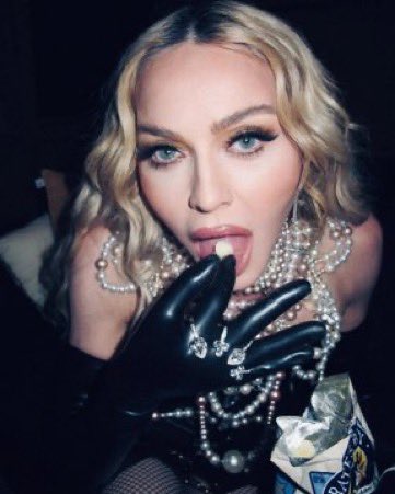 choquei's tweet photo. 🚨AGORA: Madonna VENCEU a categoria "Artista do Ano" no #VMAs https://t.co/iMOfG0ksQ2