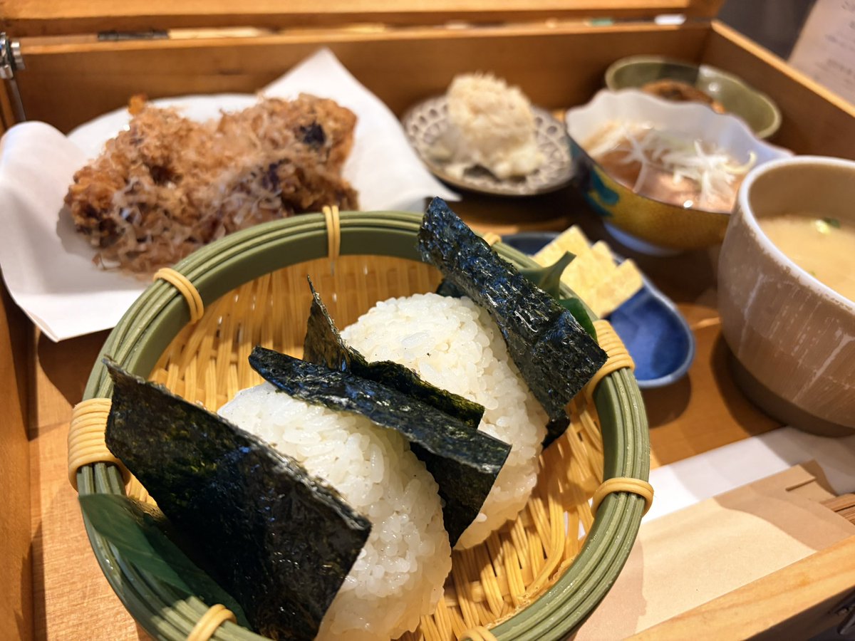 kubikirw's tweet photo. おにぎり食い放題はイケて3個 https://t.co/lJ21078rBL