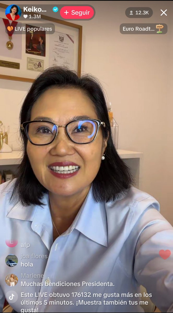 sergiosanabria4's tweet photo. #OJO Keiko retomó hoy su TikTok Live, junto al Canciller Carlos Espá, para hablar sobre su visita a EE.UU. Entre pedidos de "me gusta" y "tap, tap", anunció que otros ministros se sumarán a sus Lives para reportar sus trabajos. Nuevo estilo de rendición de cuentas, sin la prensa. https://t.co/ZhyW0rQs6D