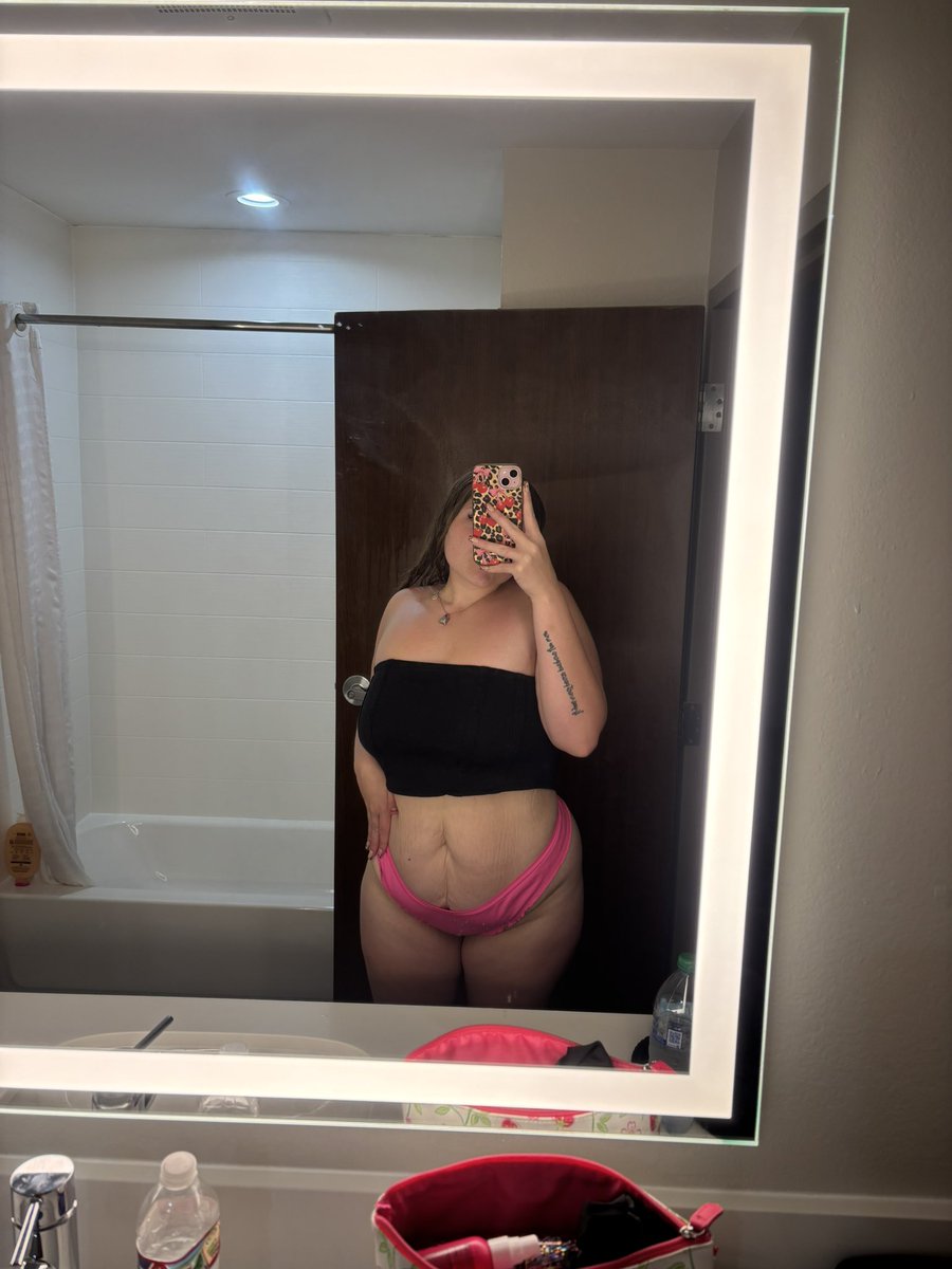 xmamamarie's tweet photo. just leaving this here for the people who needed a reason to stay on tonight 👀 https://t.co/eeNanpD03K https://t.co/ChSTsclZET