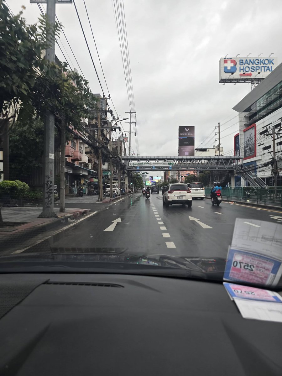 fm91trafficpro's tweet photo. กลับเข้าสู่ภาวะปกติแล้ว 😊

เวลา 07.48 น. ถนนเพชรบุรี แยกคลองตัน แยกเอกมัยเหลือ แยกพร้อมพงษ์ ต่อเนื่องแยกอโศก-เพชรฯ น้ำแห้งแล้ว รถทุกชนิดผ่านได้ แต่โปรดระวังหลุม เพราะทางชำรุดบางจุด #สวพFM91 #น้ำท่วมกรุงเทพฯ #น้ำท่วม69

ขอบคุณข้อมูลจาก : เต้ ดูก่อนไปไหนดี https://t.co/pfZKh2gztC