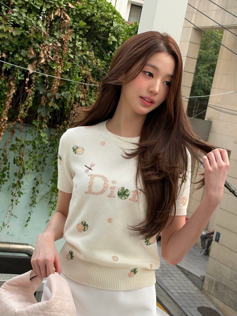wonyoungdollz's tweet photo. Wonyoung Instagram Update with Dior 💁🏻‍♀️

WONYOUNG EN ROUTE #ParisBoundWonyoung #JANGWONYOUNG #WONYOUNG #DiorSS27 @Dior https://t.co/4S7vLvmmdQ