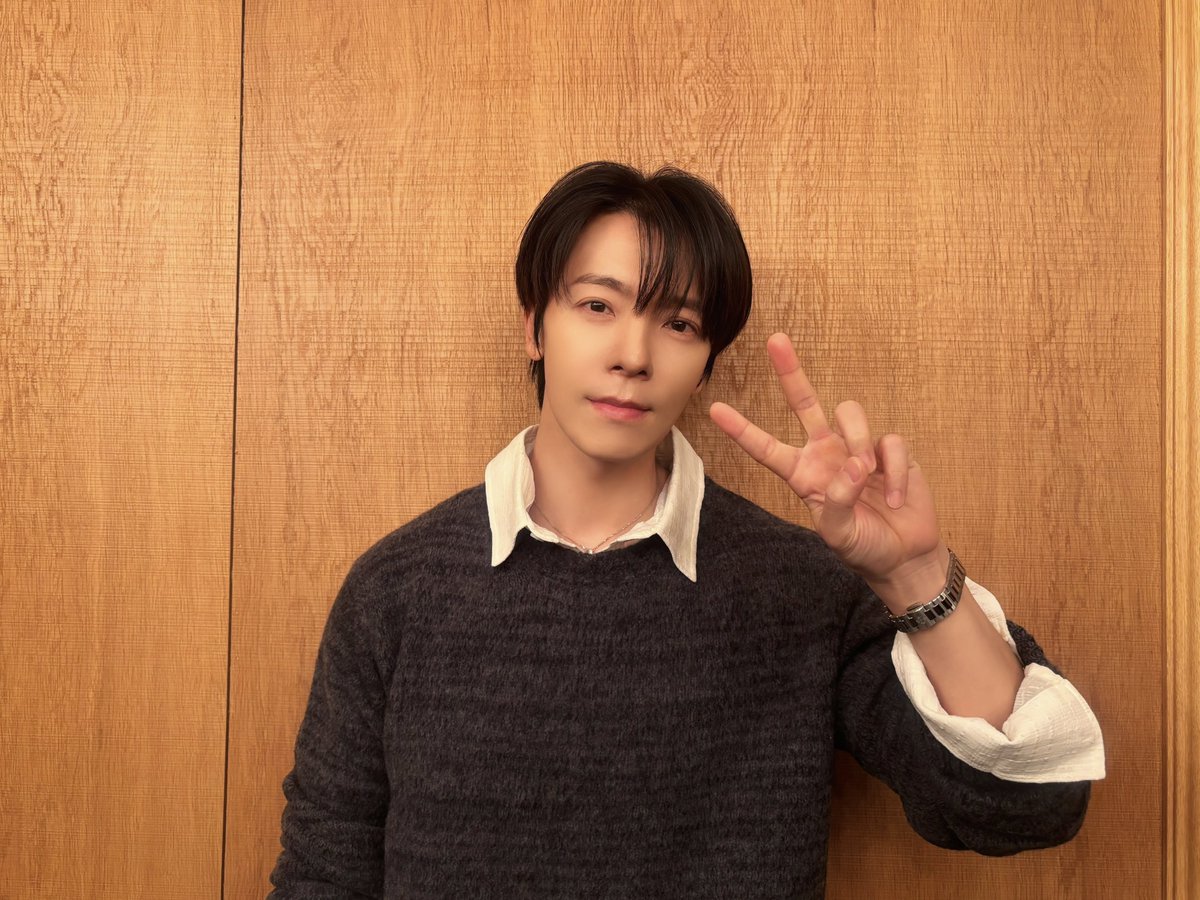 donghmae's tweet photo. Ah, suddenly felt like listening to ALIVE today. Remembering our listening party makes me smile... I know I'm way too late posting about it haha, but thank you always, E.L.F. 

Let's listen to it together today too! 💙
ᅠᅠ https://t.co/jDCpLNsttk