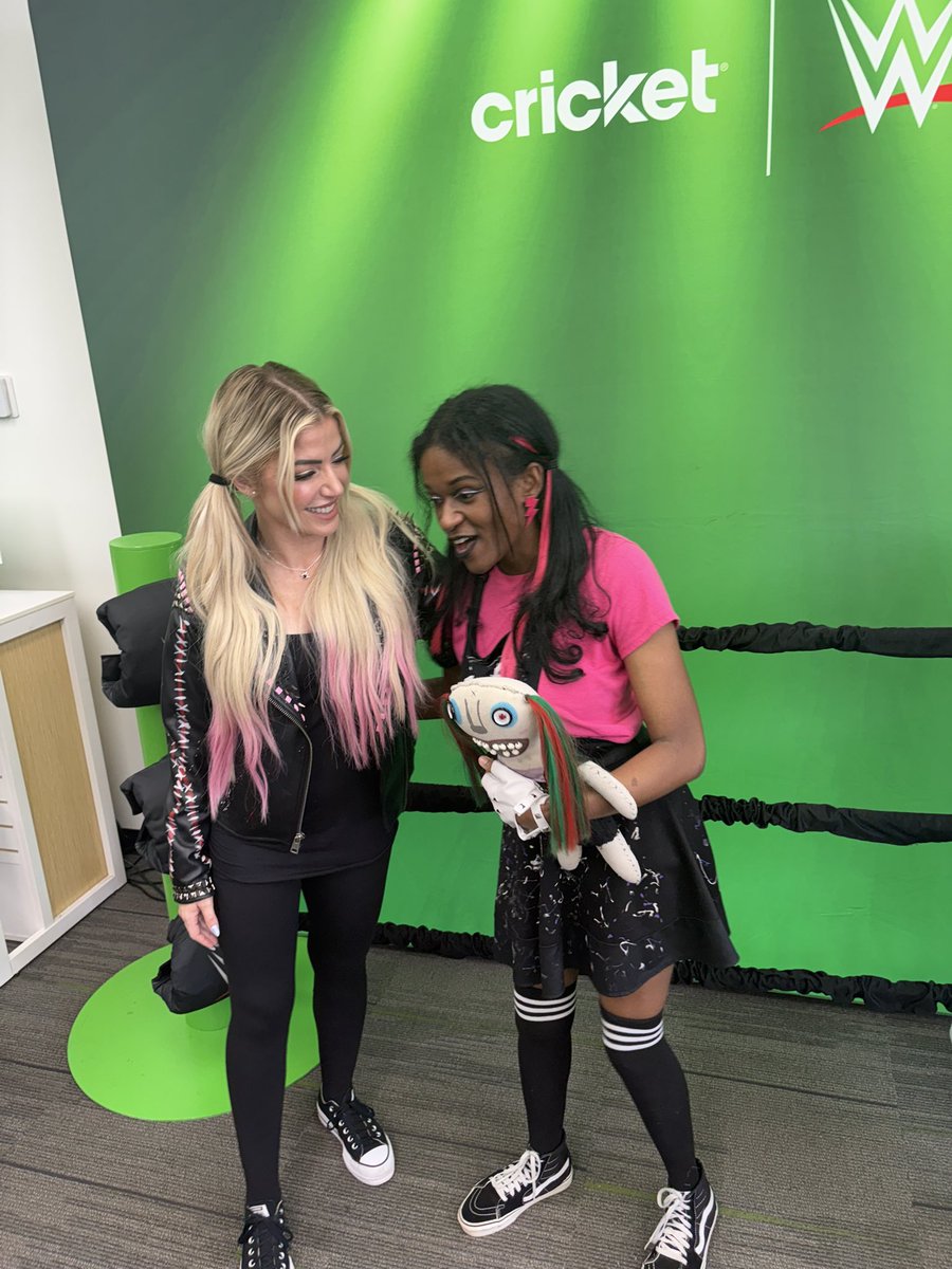 spookybunny78's tweet photo. What fun, twisted, mischievous plans could these 2 Alexa's be talking about with Lilly?@AlexaBliss_WWE π€ππ©·π€
#wwe #wwefan
#wwecosplay #alexabliss #tatumpaxley https://t.co/6sOXI6SMGD
