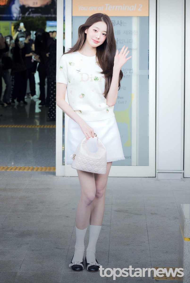 StreamWonyoung's tweet photo. Excited for your new journey ❤️ drop tags below ⬇️ 

WONYOUNG EN ROUTE
#ParisBoundWonyoung
#JANGWONYOUNG
#WONYOUNG
#DiorSS27 @Dior https://t.co/si7bOKwvxB