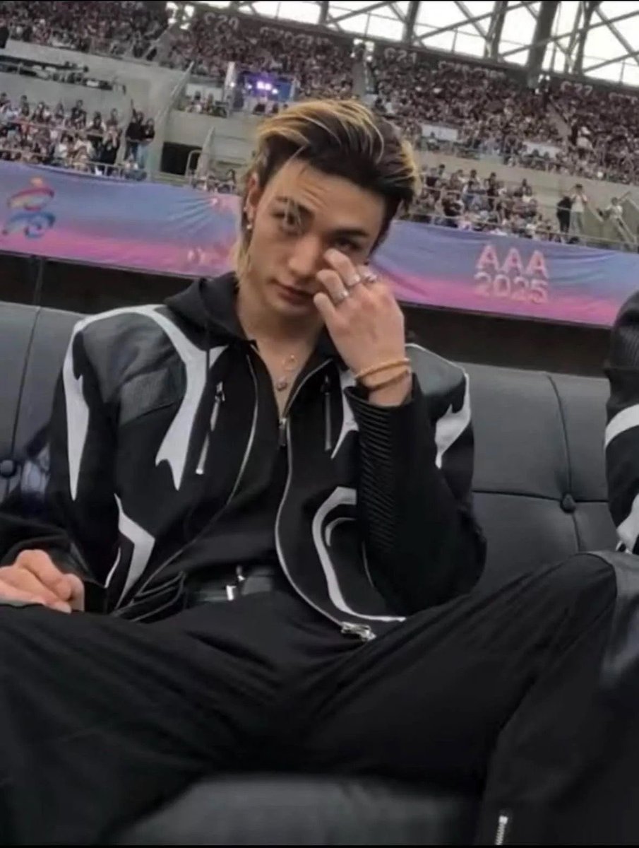 hynybnny2's tweet photo. since i have a new account let’s bring this back 
hyunjin manspread
a thread 🧵 🪡
🥟💕 https://t.co/u4JpOpzU6A