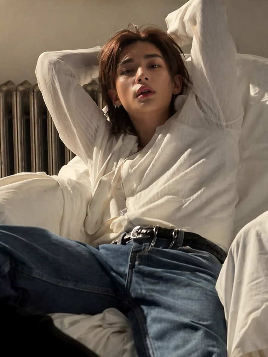 hynybnny2's tweet photo. since i have a new account let’s bring this back 
hyunjin manspread
a thread 🧵 🪡
🥟💕 https://t.co/u4JpOpzU6A