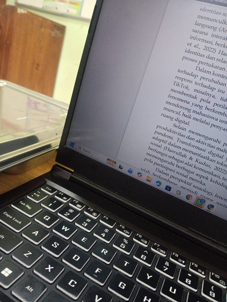 cintakuFISIP's tweet photo. Bersama embege, kita baca jurnal ini🚶‍♀️

KENAPA JURNAL YANG PALING MANTEP BARU KETEMU SKRG HEYYY.

(Musik avengers) https://t.co/HnWKH7A5Po