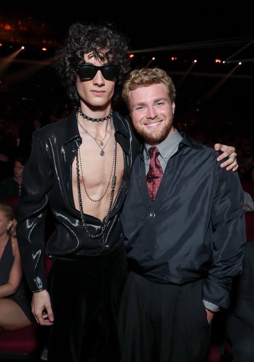 updatecharts's tweet photo. FUTURO DO POP! Sombr e Alex Warren no #VMAs. https://t.co/MgcZfqEv6f