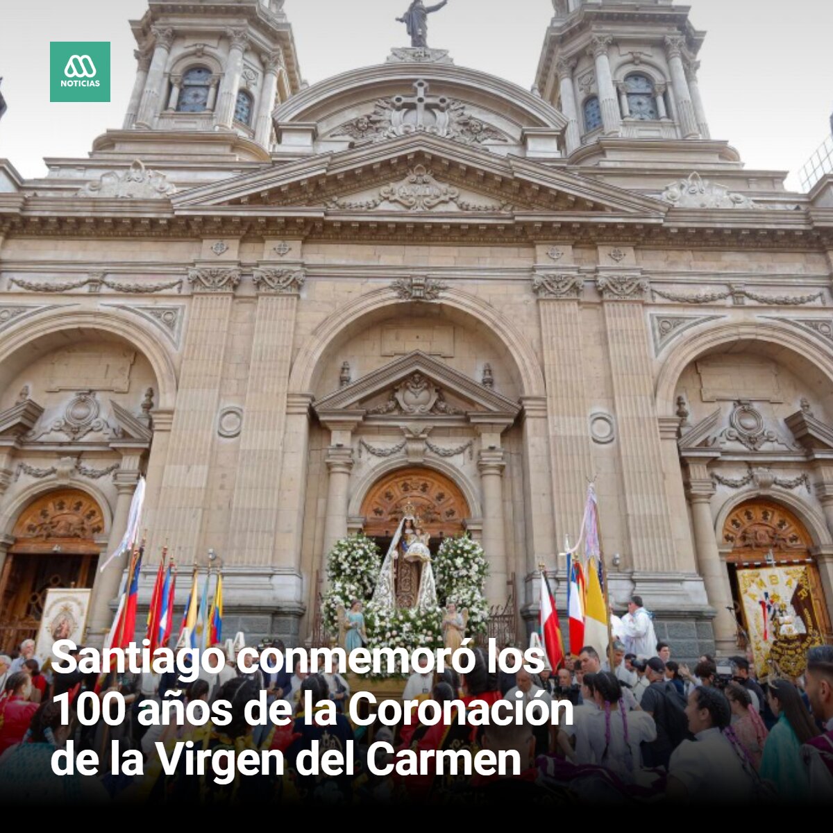 meganoticiascl's tweet photo. A un siglo de la Coronación de la Virgen del Carmen como Reina de Chile, la comunidad católica se reunió este domingo en Santiago para participar en una Gran Procesión conmemorativa. ➡️ https://t.co/5DBGifr66G https://t.co/E70wc33ZTc
