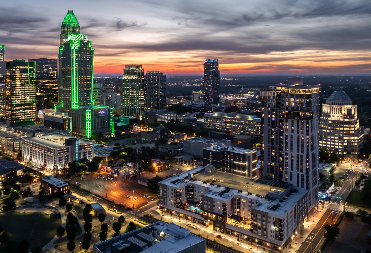 unccharlotte's tweet photo. Had to bring this one back for #NinerNationWeek 💚🤙 https://t.co/Ne6vWctoLw