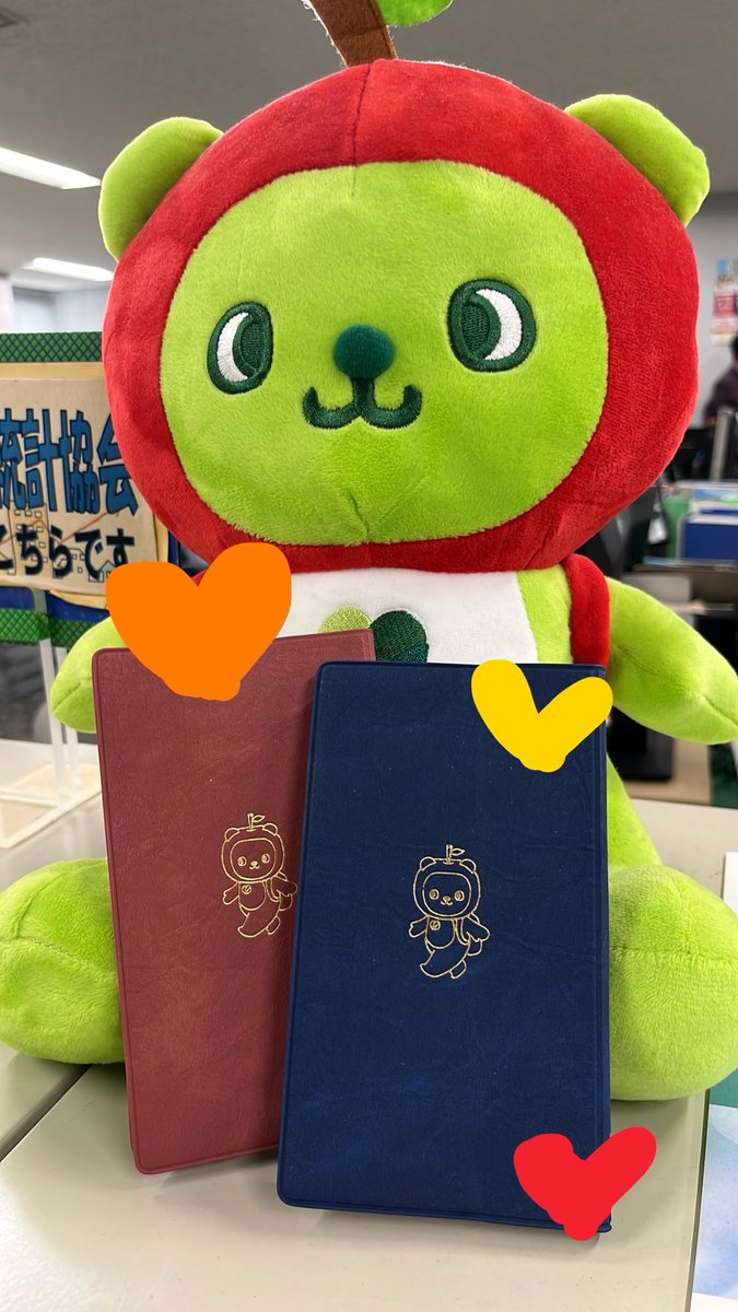 nagano_tokei's tweet photo. 【長野県県民手帳も値上がり！😢】
昨年660円(税込)→今年880円(税込)に値上がりに！😢
※画像は昨年の2026版手帳。アルクマ刻印は同様になる予定。めっちゃかわいい！

値上がりするならいらないや、と思っているそこのあなた！

県民手帳を手に入れたら、あなたの人生がこうなります↓↓(続く) https://t.co/8GtWEIG3uP