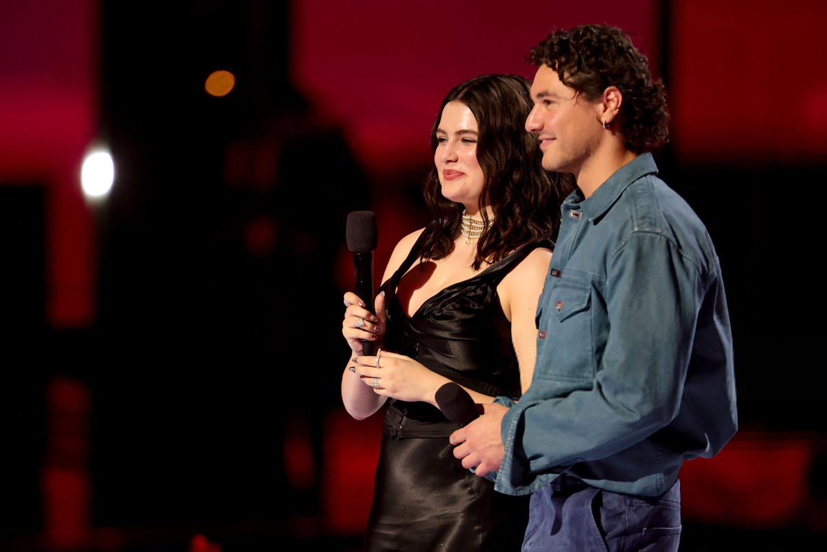 offcampusbra's tweet photo. LINDOS! Ella e Belmont no palco do #VMAs https://t.co/BQkNyuPhOu