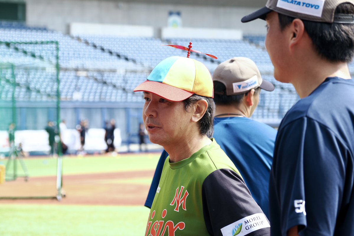 HatoriKeita's tweet photo. 【ファームリーグ終了】
最終戦前のオイシックス武田監督。ファンから頂いたというワクワクさん風帽子をかぶっていました。

円陣ではノーサインを宣言。「このチームで試合するのは最後じゃん。子供の頃みたいに、楽しくやろうってね」。結果快勝は、選手たちが野球を感じる力を伸ばした証明です。 https://t.co/ftmqs277hf