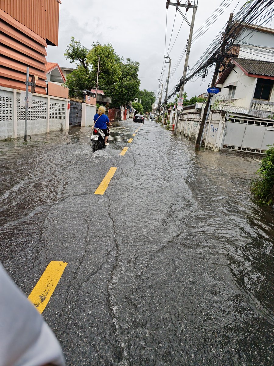 TeaTlme's tweet photo. นวมินทร์ 157 และแถวตลาดนวมินทร์ 135

#ฝนตกน้ำท่วม https://t.co/Xdt4W5HVr6