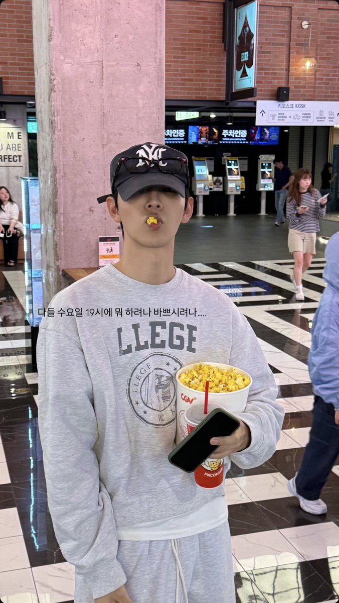 he0nnn_'s tweet photo. 팀하절기들아 라이브 왔다
수요일 19시 https://t.co/f9d2TX0gmC