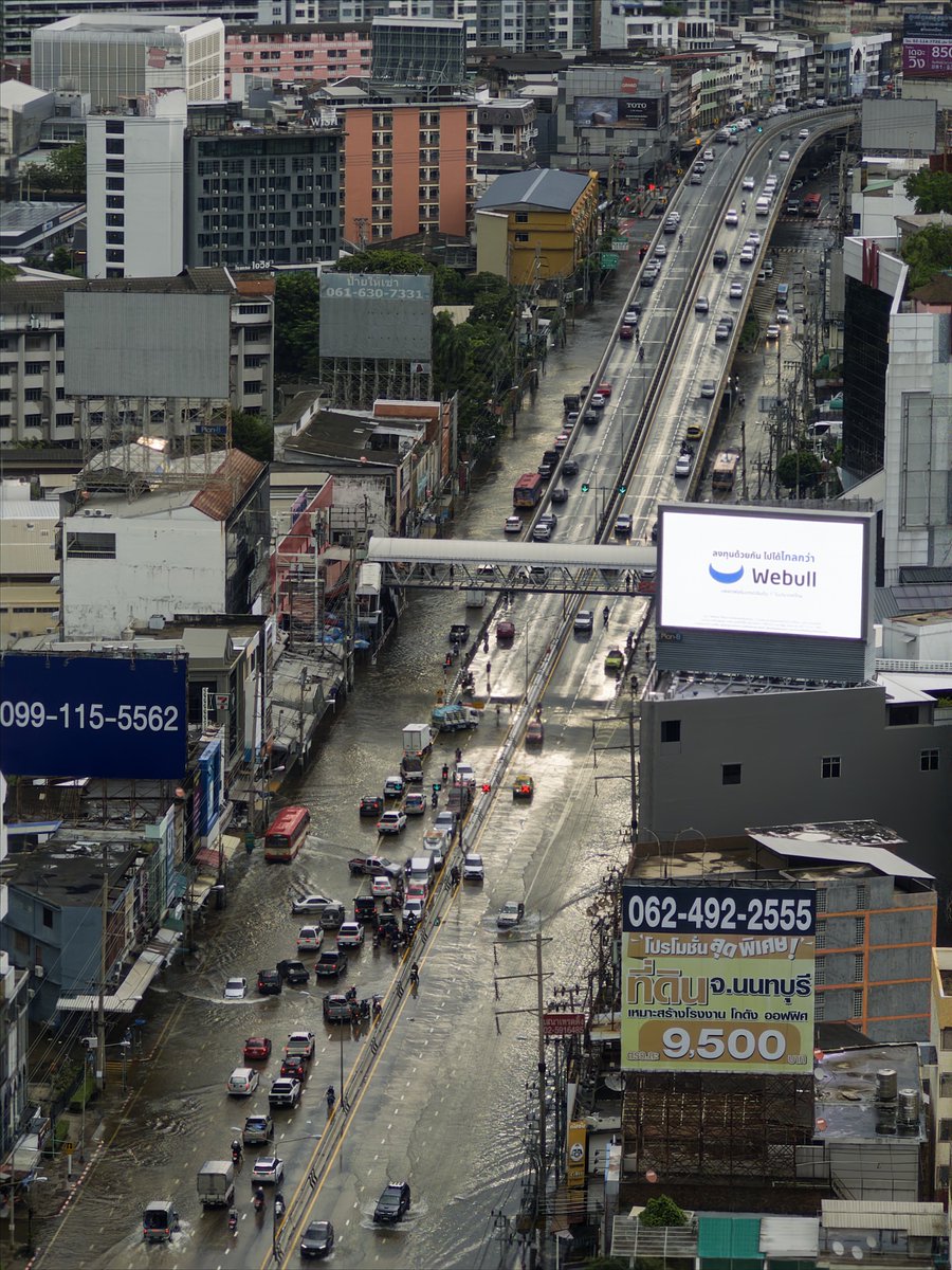 kannsxx's tweet photo. เช้าวันจันทร์บนถนนงามวงศ์วาน ช่วงรอยต่อนนทบุรีเข้ากทม.

- รถมาจากแยกแครายเบาบาง ส่วนมากเลี้ยวขึ้นทางด่วนเข้าเมือง เชิงทางขึ้นยังมีน้ำขังแต่รถเล็กผ่านได้

- เลยพันธุ์ทิพย์ไปช่วงหน้าเดอะมอลล์ยังมีน้ำท่วมขังเกินขอบฟุตบาท รถเล็กจึงเกาะเลนขวา โดยเฉพาะช่วงก่อนแยกพงษ์เพชร

@js100radio https://t.co/BayCCuumuT