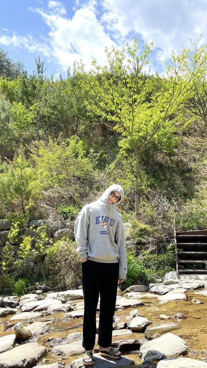 s0808y0912's tweet photo. 민규야, 오늘도 네가 건강하고 행복하게 지내고 있기를 바랄게.
보고 싶은 마음은 크지만, 네가 잘 지내고 있다는 것만으로도 나는 충분히 행복해🐶💙
언제나 네 편이고, 네가 돌아오는 날까지 변함없이 기다릴게. 사랑해!

#민규 #MINGYU #김민규 #SEVENTEEN #세븐틴 #CARAT #민규야사랑해 https://t.co/GhiuYRmKov