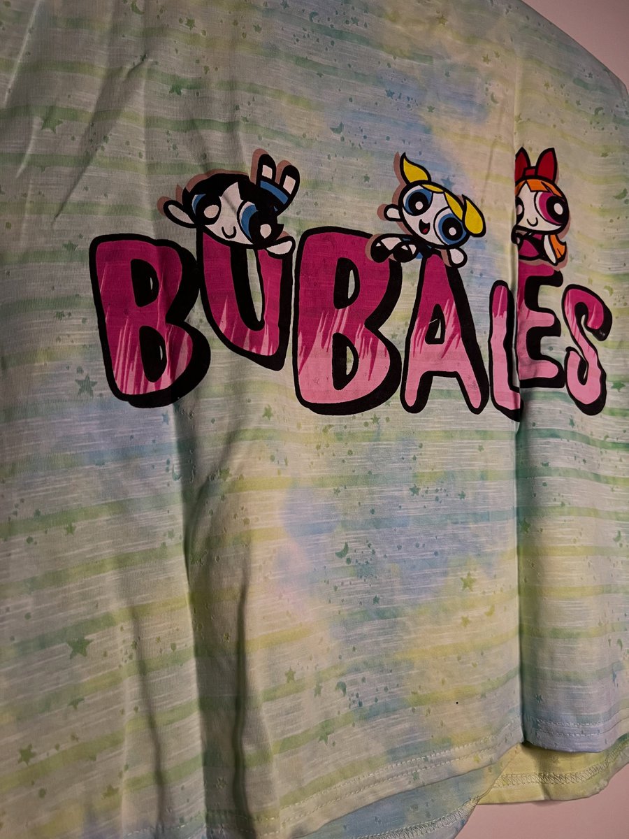 Hunter_Paulo's tweet photo. Azúcar, flores y demasiada actitud. Maxi franela de las Chicas Superpoderosas con tie-dye pastel, brillo y pedrería. Fit oversized, cómodo y full Y2K. Entregas en Barquisimeto y envíos a toda Venezuela. Escríbenos por DM. https://t.co/ayulvDiWRK