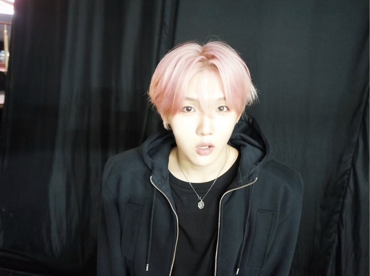 49comkr's tweet photo. 이 사람 언제 볼 수 잇은가요.. https://t.co/BbiiIm9QFq