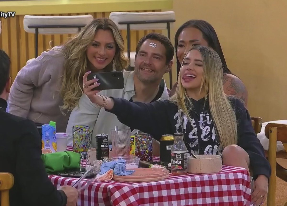 TeamPijamasMx's tweet photo. El top 5 soñado (+Yahir) de #LcdlfMx 
BRIANDA A LA FINAL https://t.co/lHeOCEEKMq