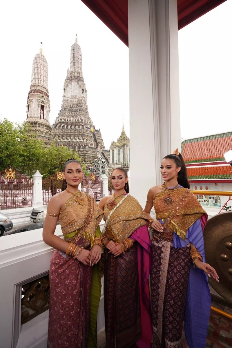 Little_n88's tweet photo. Miss Universe 2022 beauties gracefully visiting #Wat_Arun in traditional Thai dresses:
👑 R'Bonney Gabriel (#Miss_Universe2022 🇺🇸)
🥈Andreína Martínez (2nd Runner-Up 🇩🇴)
🏅Gabriela Dos Santos (Top 5 🇨🇼)
#MissUniverse2022 #Thaidress #savechutthai #Thainationalcostume #UNESCO https://t.co/oYCkTKB7gf
