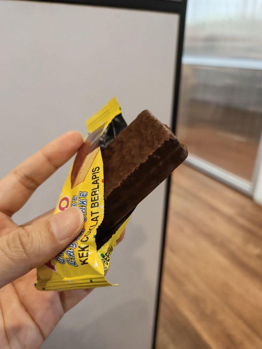 BungkusGo's tweet photo. Coklat: Dulu gemok, sekarang kurus..
Aku: Dulu kurus, sekarang gemok.. https://t.co/V9dgzbOosD