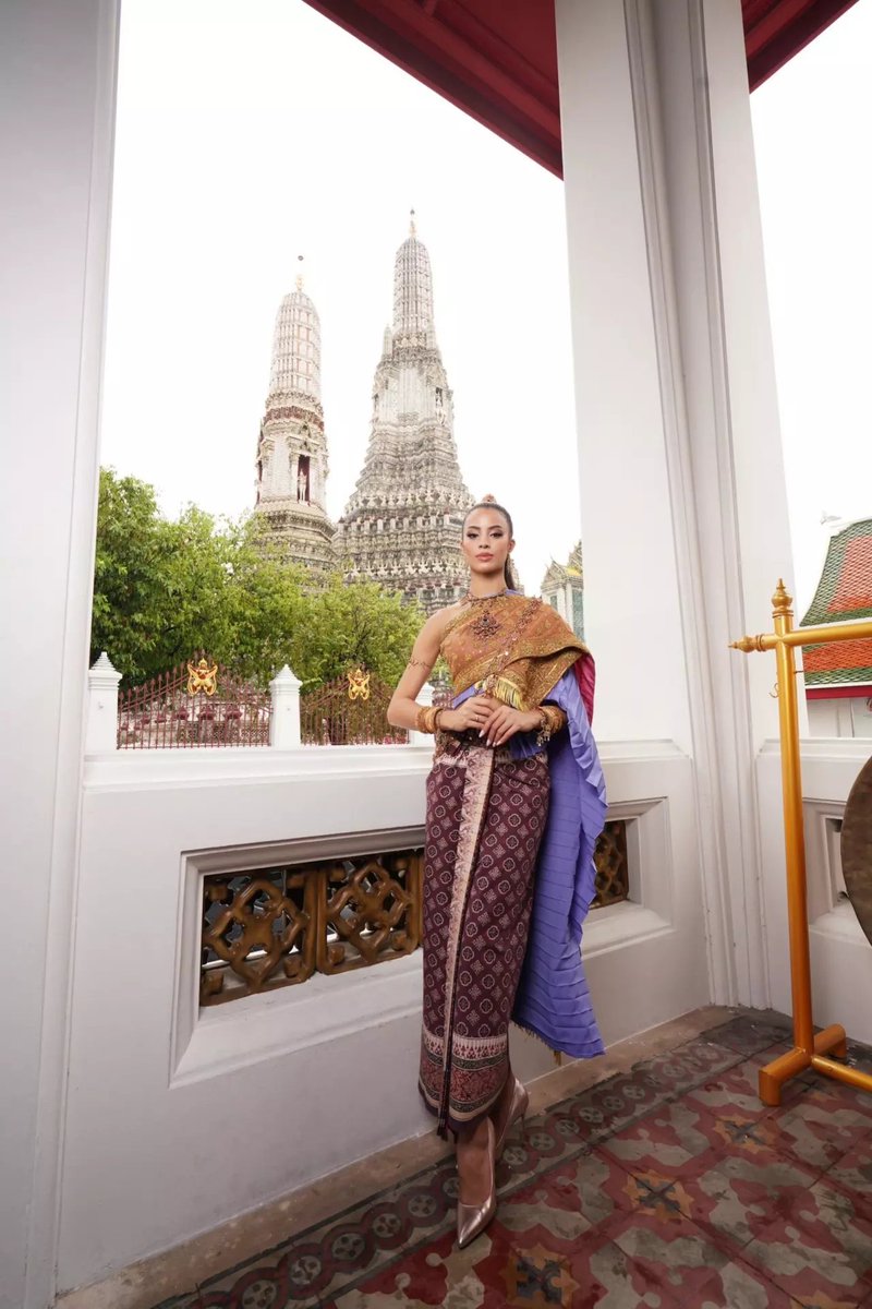 Little_n88's tweet photo. Miss Universe 2022 beauties gracefully visiting #Wat_Arun in traditional Thai dresses:
👑 R'Bonney Gabriel (#Miss_Universe2022 🇺🇸)
🥈Andreína Martínez (2nd Runner-Up 🇩🇴)
🏅Gabriela Dos Santos (Top 5 🇨🇼)
#MissUniverse2022 #Thaidress #savechutthai #Thainationalcostume #UNESCO https://t.co/oYCkTKB7gf