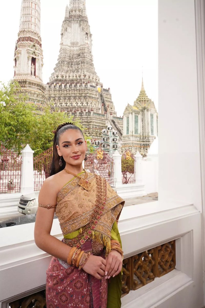 Little_n88's tweet photo. Miss Universe 2022 beauties gracefully visiting #Wat_Arun in traditional Thai dresses:
👑 R'Bonney Gabriel (#Miss_Universe2022 🇺🇸)
🥈Andreína Martínez (2nd Runner-Up 🇩🇴)
🏅Gabriela Dos Santos (Top 5 🇨🇼)
#MissUniverse2022 #Thaidress #savechutthai #Thainationalcostume #UNESCO https://t.co/oYCkTKB7gf