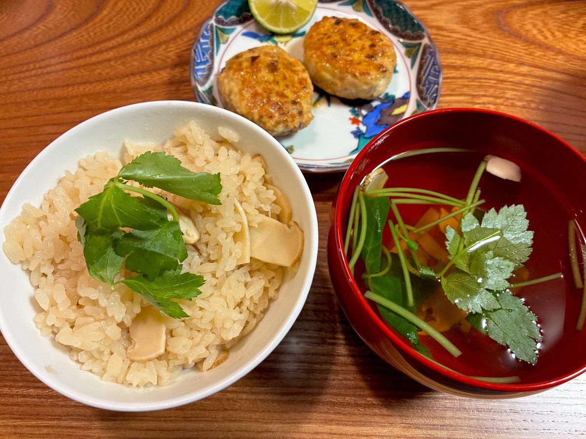 kyoonogohan's tweet photo. 松茸ご飯とお吸い物を作ってすだちをキュッと絞って食べて至福の週末だった。夫に「きょうは松茸のお吸い物飲んでる時が一番幸せそうな顔してる」と言われた。確かに秋に死ぬならこれを飲んで死にたいと思うくらいには愛してる。だって口に含んだ時の幸福感といったらないよ。 https://t.co/DTiNX1pFxJ